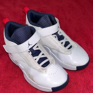 Jordan Youths Max Aura 6 Shoes in White and Midnight Navy